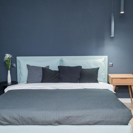 Explore The City From Its Center In A Chic Balcony Apartment Bucharest Exterior photo