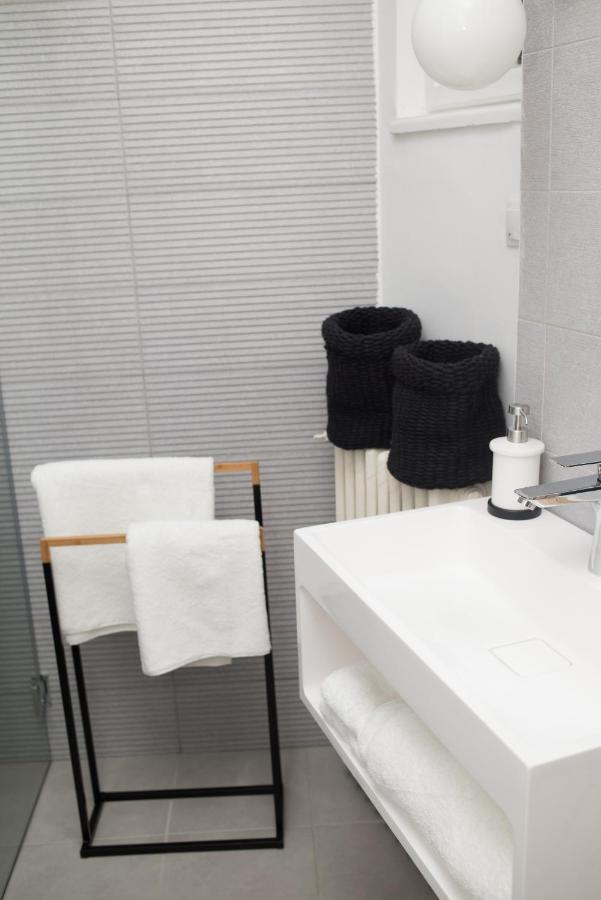 Explore The City From Its Center In A Chic Balcony Apartment Bucharest Exterior photo