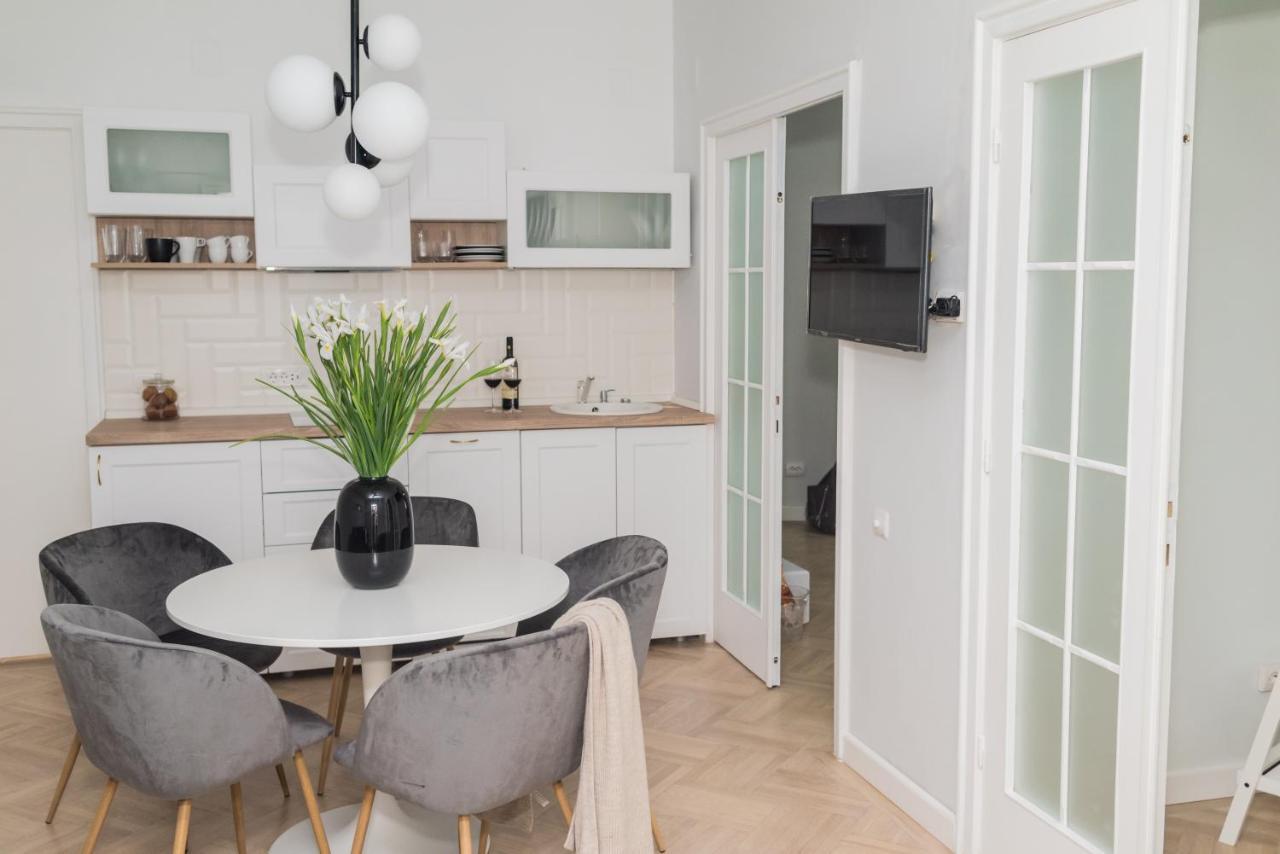 Explore The City From Its Center In A Chic Balcony Apartment Bucharest Exterior photo