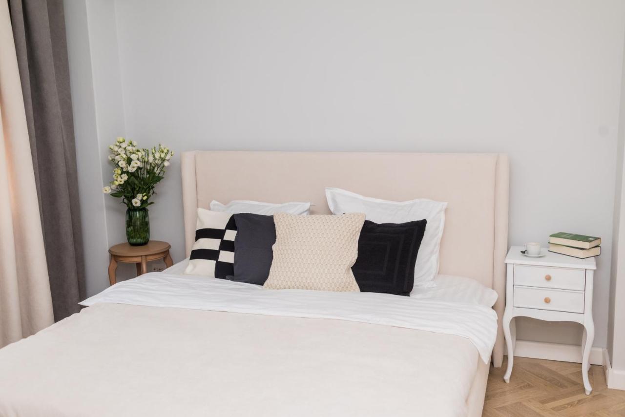 Explore The City From Its Center In A Chic Balcony Apartment Bucharest Exterior photo