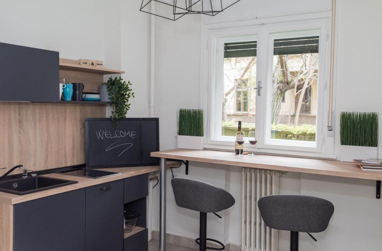 Explore The City From Its Center In A Chic Balcony Apartment Bucharest Exterior photo