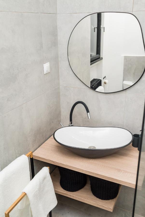 Explore The City From Its Center In A Chic Balcony Apartment Bucharest Exterior photo